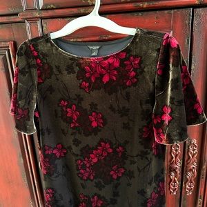 Beautiful velvet Ann Taylor top. Perfect for holiday celebrations!